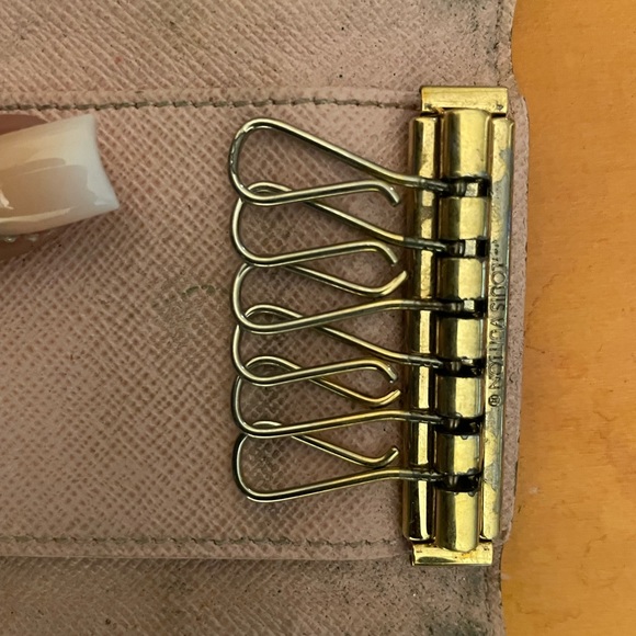 LOUIS VUITTON 6 Ring Key Holder - Picture 11 of 13